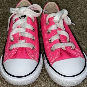 Kids Converse Chuck Taylor all stars, size 6. In very good condition!